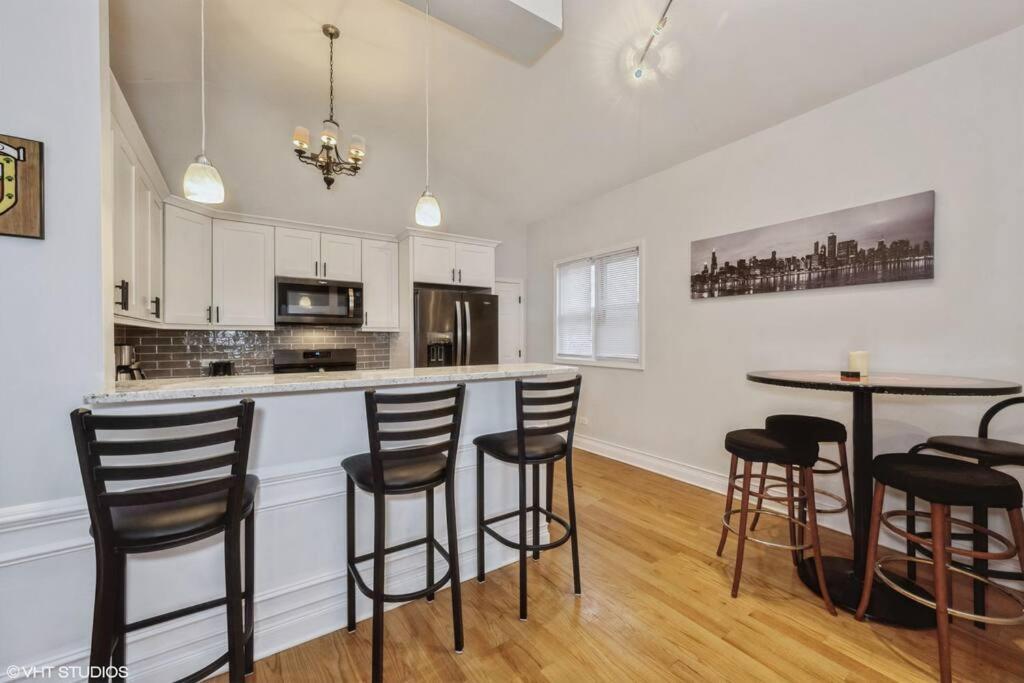 2-Bed 2-Bath Apt - Close To Uc W/ Free Parking Chicago Exterior photo