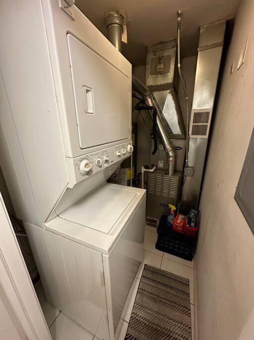2-Bed 2-Bath Apt - Close To Uc W/ Free Parking Chicago Exterior photo